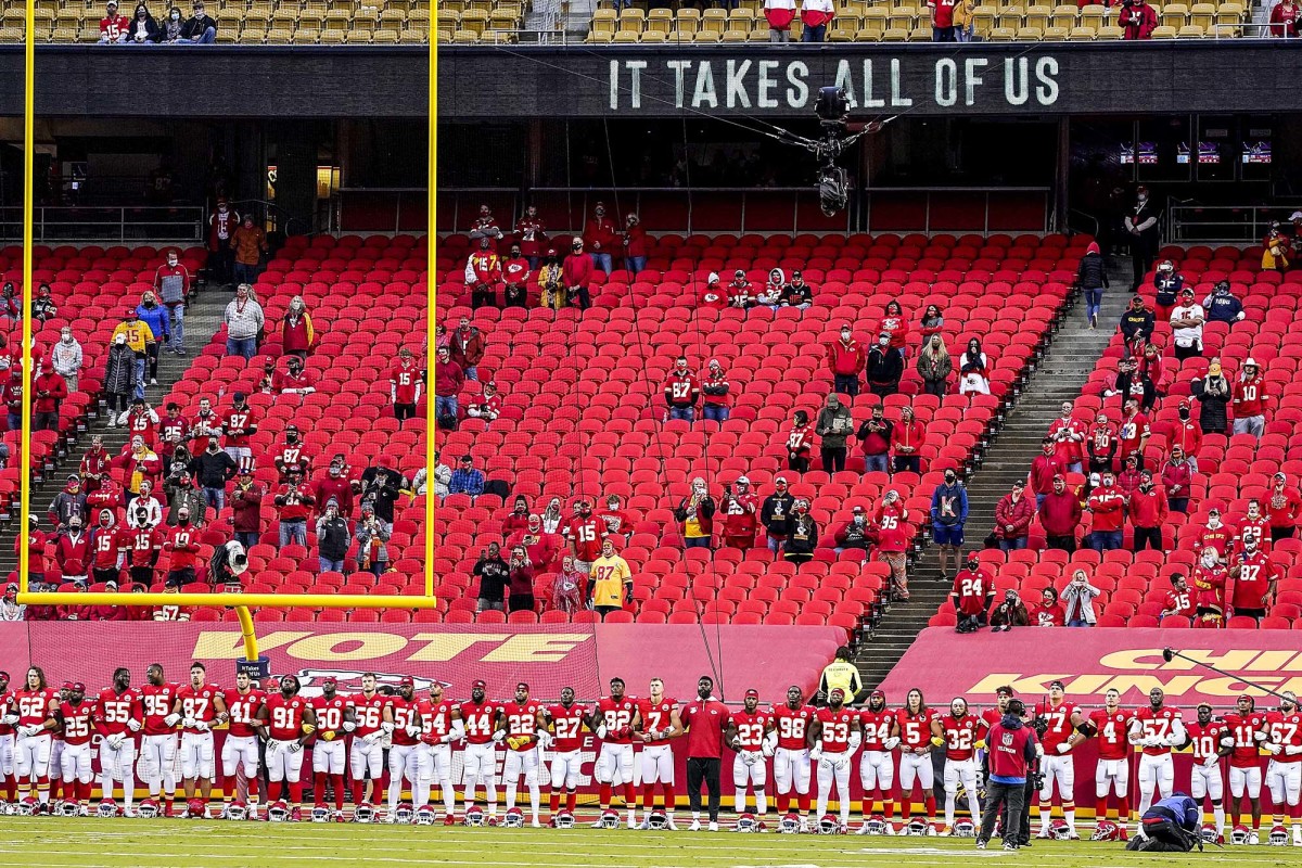 mahomes-chiefs-arms-linked